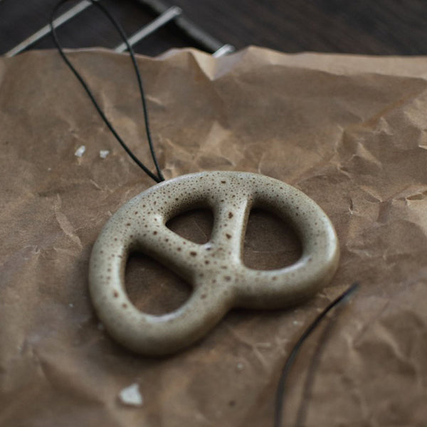 Anhänger "Brezel", Keramik, beige gespenkelt