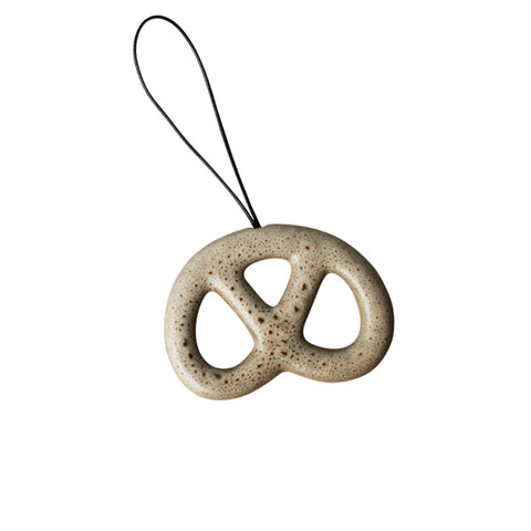 Anhänger "Brezel", Keramik, beige gespenkelt