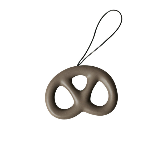 Anhänger "Brezel", Keramik, braun