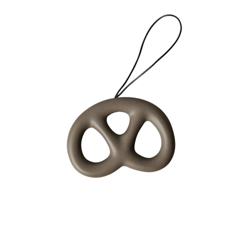 Anhänger "Brezel", Keramik, braun