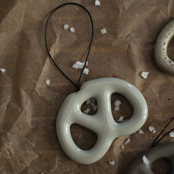 Anhänger "Brezel", Keramik, hellgrau