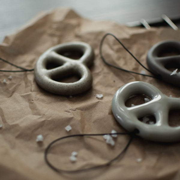 Anhänger "Brezel", Keramik, braun