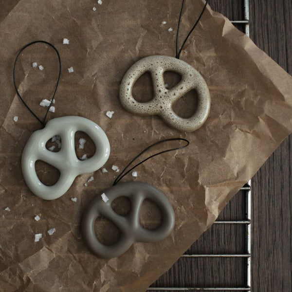 Anhänger "Brezel", Keramik, braun