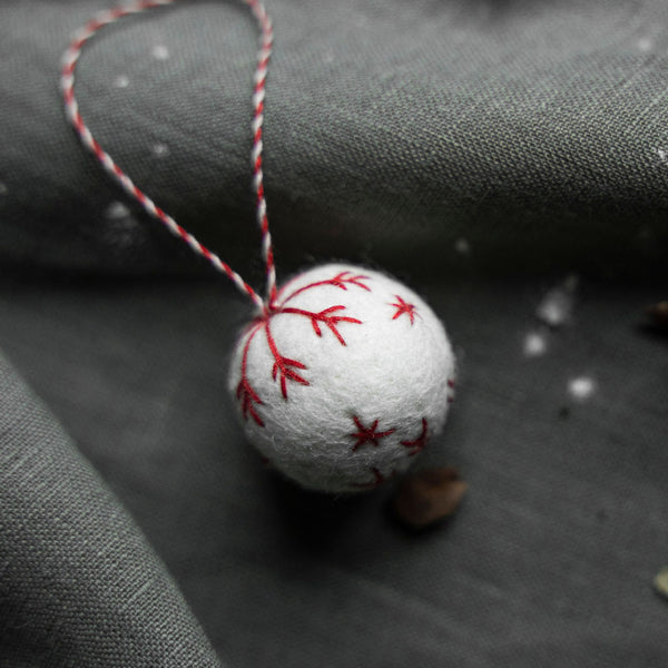 Filz-Anhänger Kugel "Kullsta", weiß