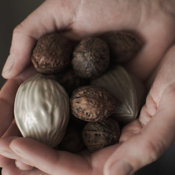 Anhänger "Walnuss", Keramik