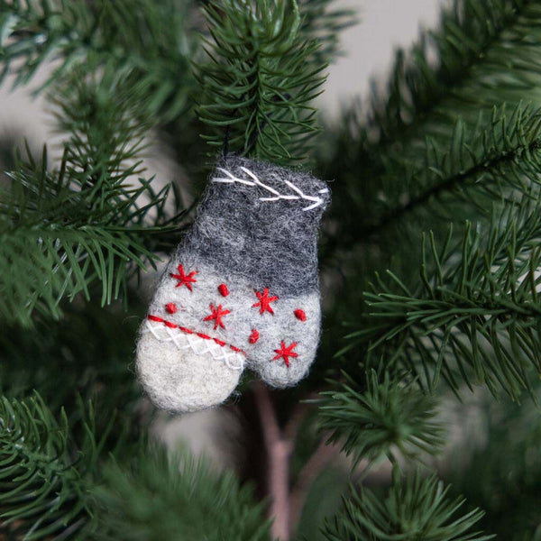 Filz-Anhänger "bestickter Handschuh", grau/rot